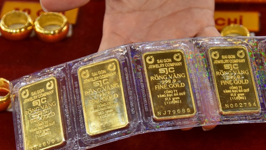Vàng trong nước đứng giá, vàng thế giới tiếp tục giảm