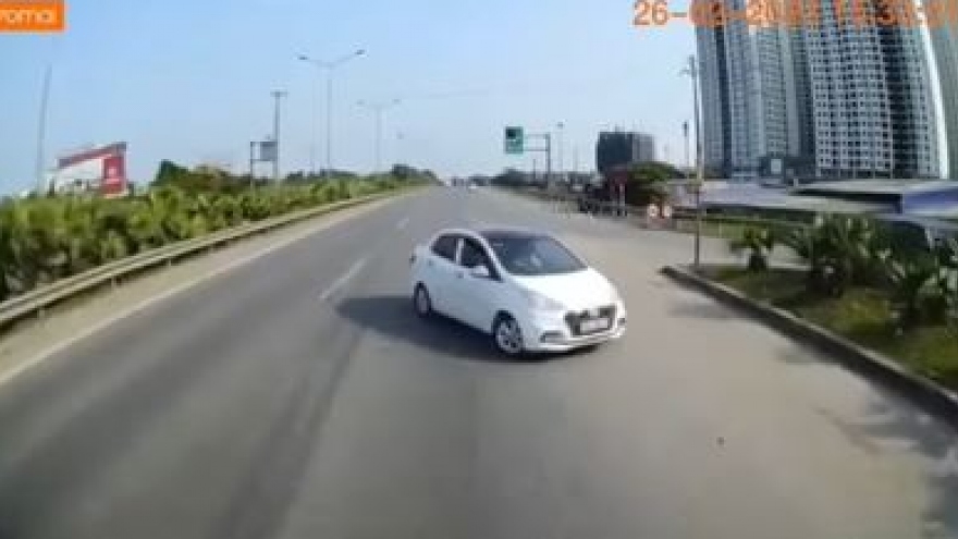 Tài xế liều lĩnh lái ô tô đi ngược chiều trên cao tốc Hà Nội - Thái Nguyên
