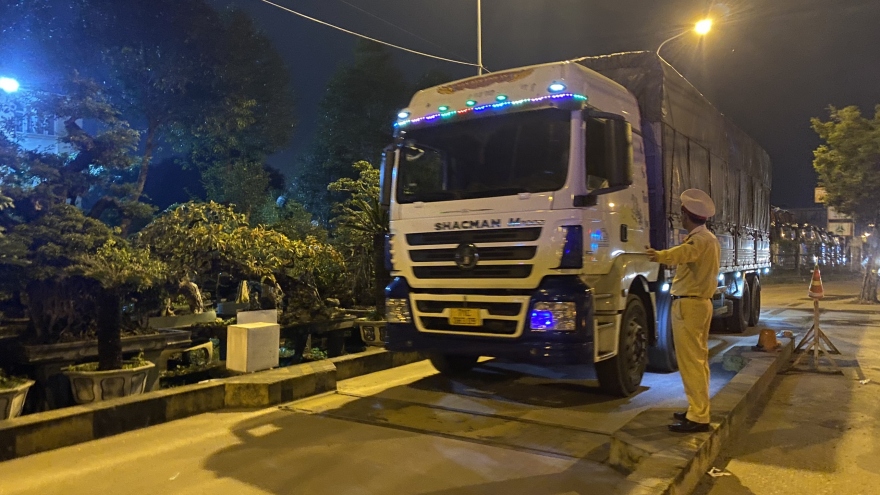 Xử lý lái xe chở quá tải, không chấp hành hiệu lệnh