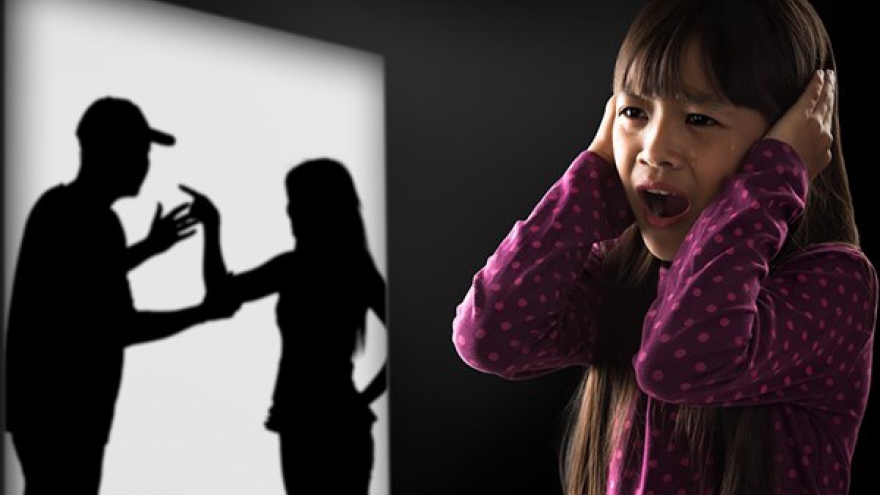 Bạo lực gia đình: Những “vết đen” trong tâm hồn con trẻ…
