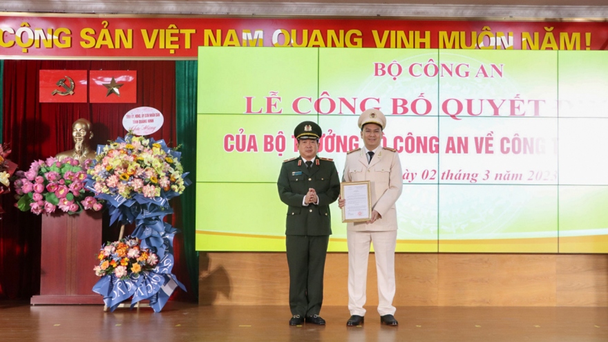 Thiếu tướng Đinh Văn Nơi trao quyết định bổ nhiệm Phó giám đốc Công an Quảng Ninh