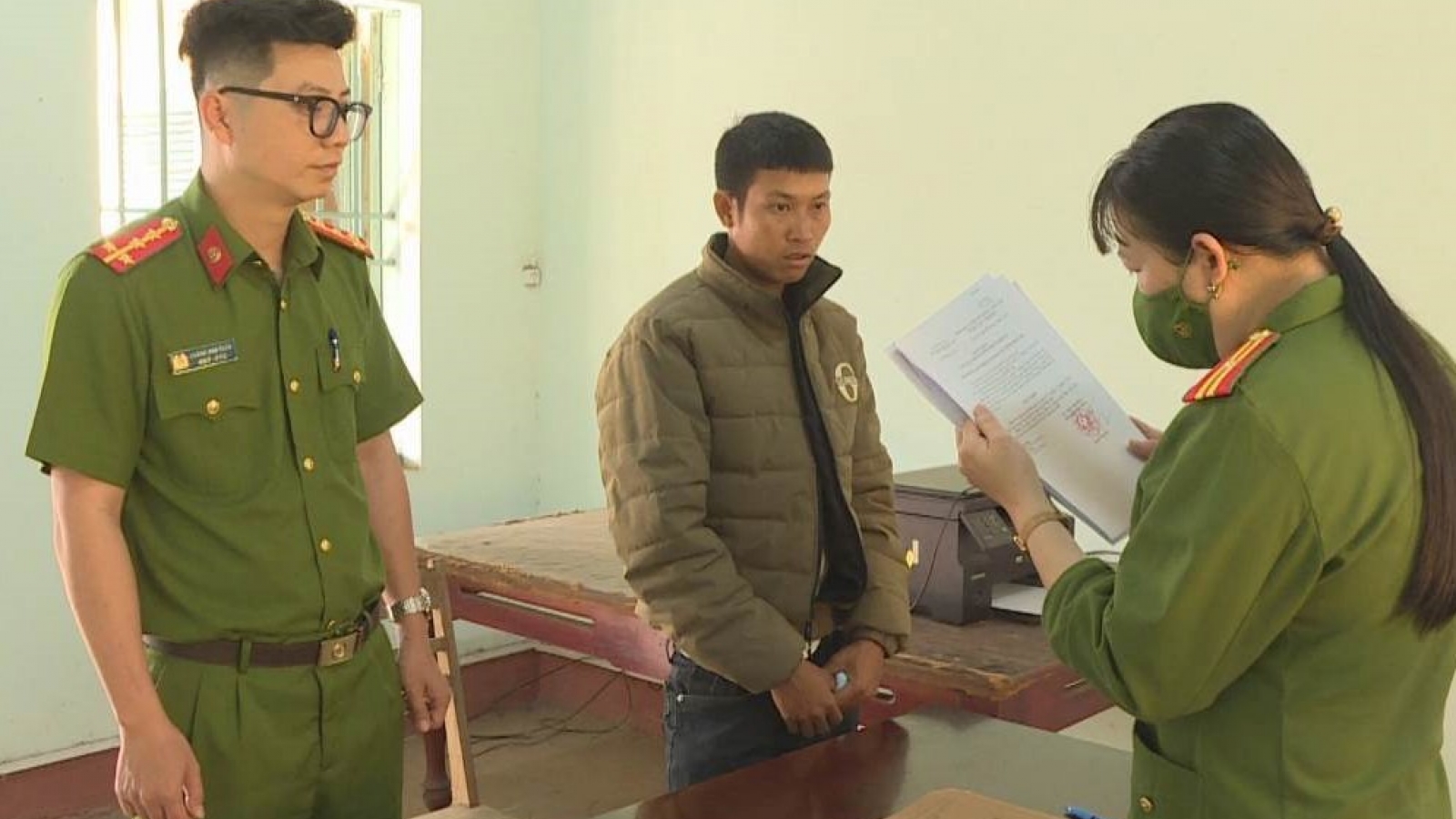 Bắt giam đối tượng hiếp dâm con riêng của "vợ hờ"