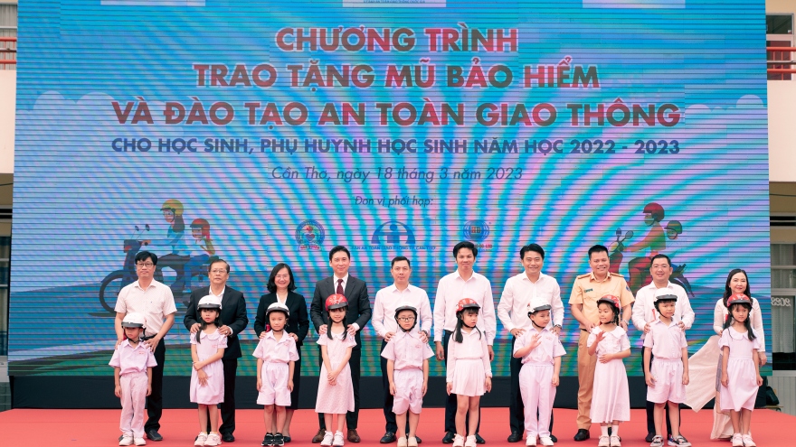 Honda Việt Nam trao tặng mũ bảo hiểm cho học sinh tiểu học tại Cần Thơ