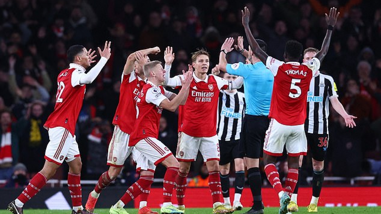 Choáng váng với án phí "khủng" của Arsenal, MU và các CLB Anh vì... trọng tài