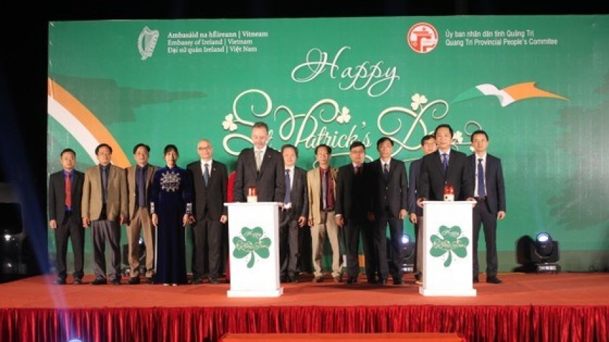 Hien Luong bridge turns green to mark Ireland's St. Patrick’s Day