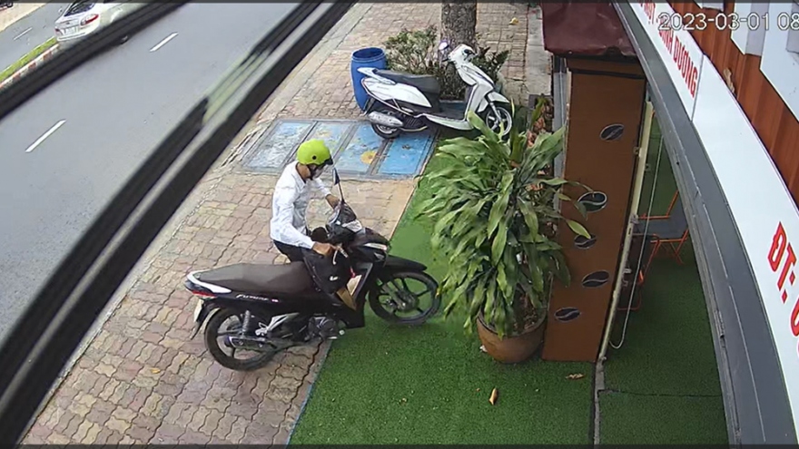 Hai thanh niên bẻ khóa, trộm xe máy trong vài giây tại Bình Dương