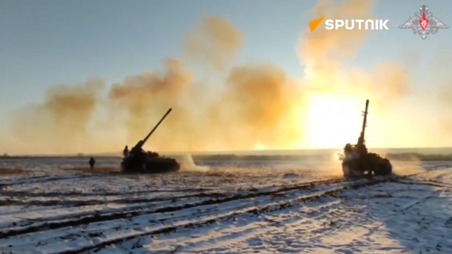 Cận cảnh pháo tự hành 152mm Giatsint-S của Nga khai hỏa ở Ukraine