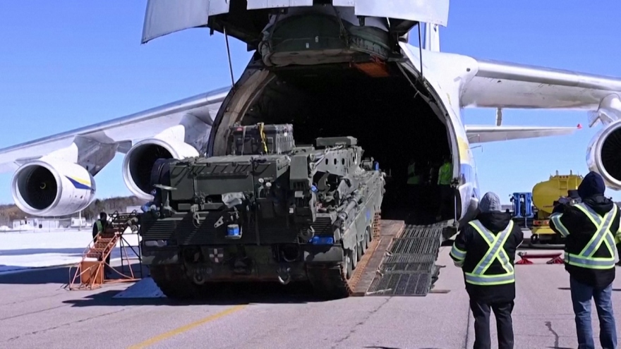 Canada bắt đầu gửi xe tăng cho Ukraine