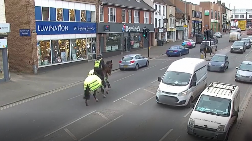 Video: Nữ cảnh sát Anh cưỡi ngựa "truy đuổi" tài xế
