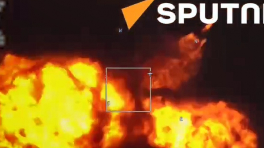 Khoảnh khắc UAV Nga lao thẳng vào dàn pháo Ukraine, khói lửa bốc ngút trời