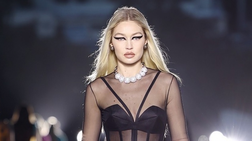 Gigi Hadid thả dáng nóng bỏng với sắc đen huyền bí trên sàn catwalk