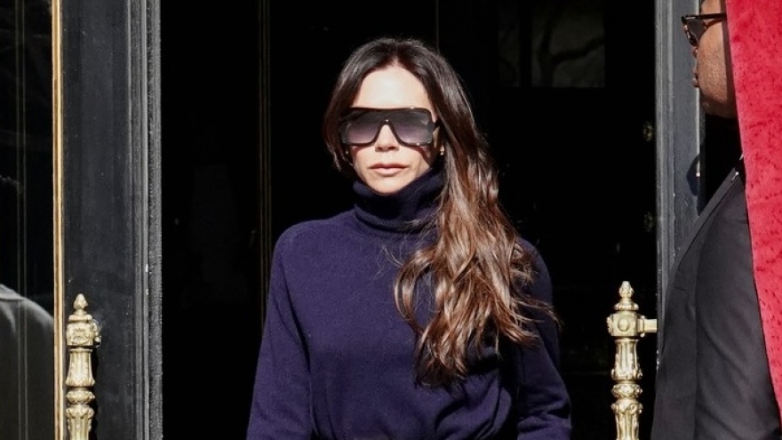 Victoria Beckham sành điệu đến dự Tuần lễ thời trang Paris cùng gia đình