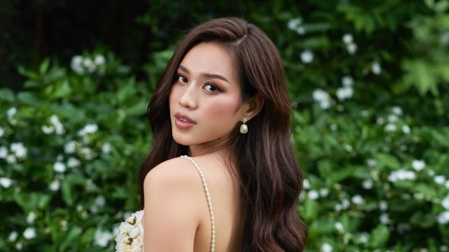Hoa hậu Đỗ Thị Hà ngọt ngào, quyến rũ với sắc trắng tinh khôi