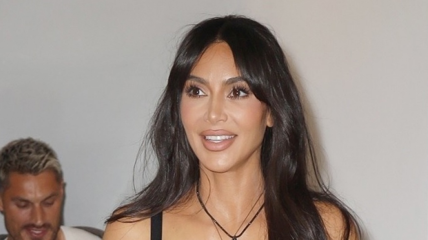 Kim Kardashian trang điểm màu nude, diện đồ gợi cảm dự show thời trang