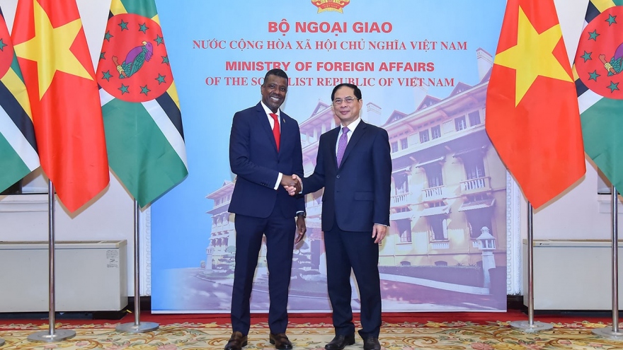 Vietnam and Dominica to expand cooperation bilaterally, multilaterally