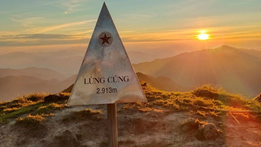 ﻿Trekking to Lung Cung Peak
