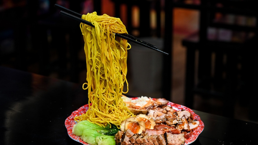 Singaporean flying noodles excite diners in Hanoi