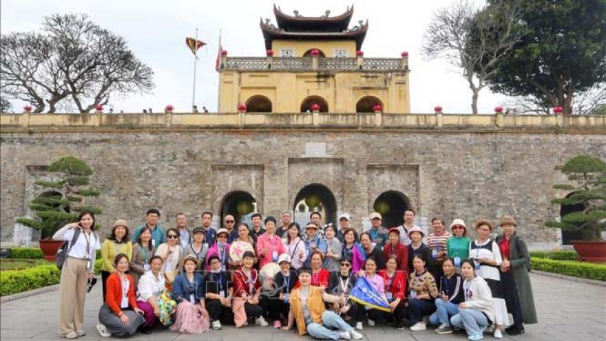 First Chinese tourists return to Hanoi
