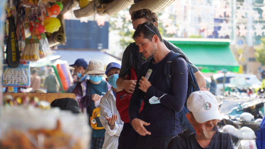 HCM City’s largest wholesale market busy welcoming foreign tourists