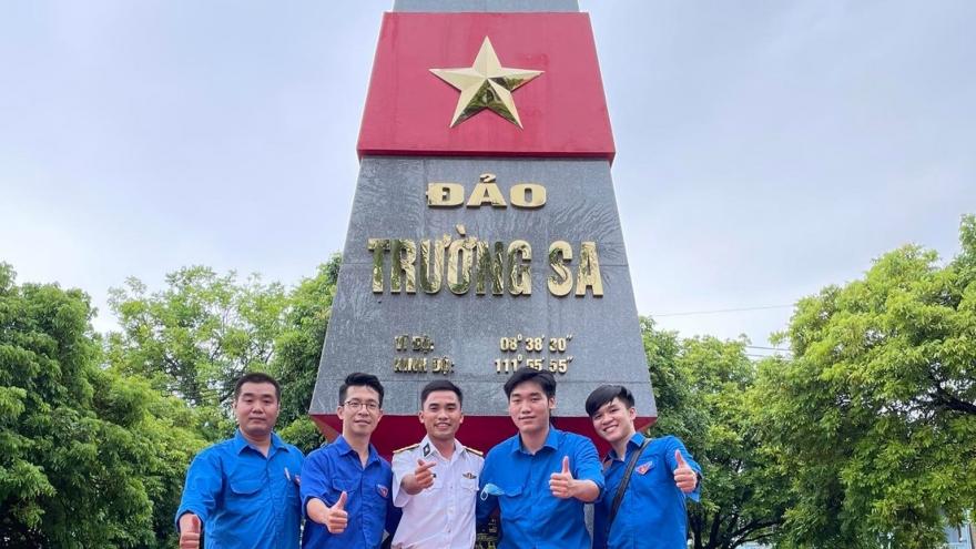 “Mặc áo blouse hay áo xanh tình nguyện, tôi đều cảm thấy trách nhiệm thiêng liêng”