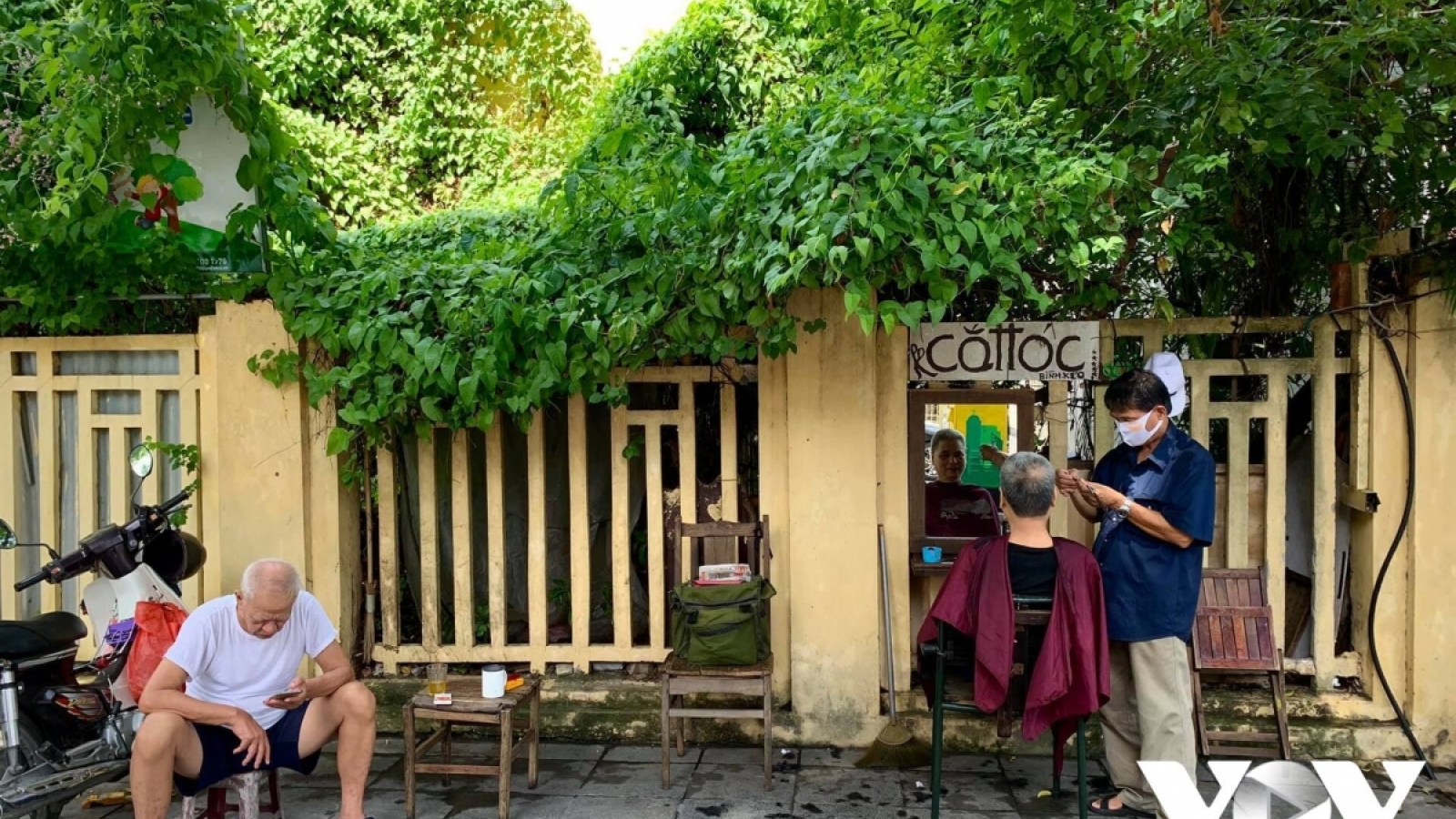 Hanoi home to unique street barbers