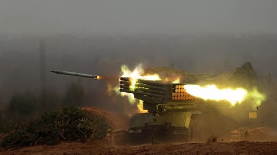 Pháo phản lực phóng loạt MLRS Grad của Nga dội hỏa lực bắn phá các mục tiêu Ukraine