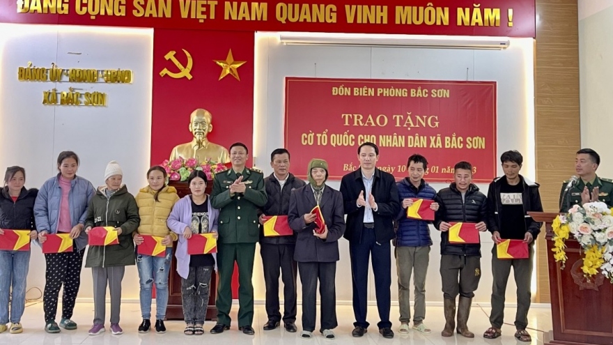Bộ đội Biên phòng Quảng Ninh tặng 30.000 cờ Tổ quốc và ảnh Bác Hồ