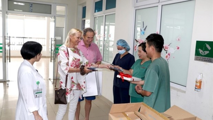 British couple return to thank medical staff for saving them from COVID-19