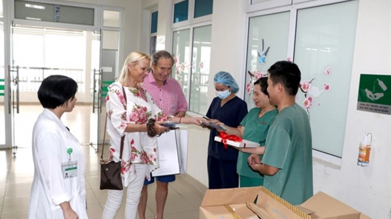 British couple return to thank medical staff for saving them from COVID-19
