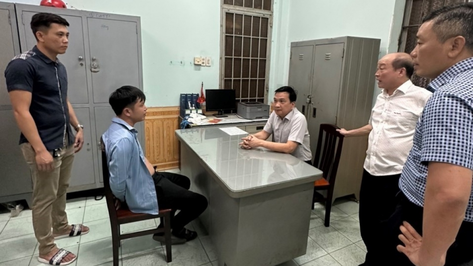 Làm rõ nguyên nhân vụ khống chế cháu bé 4 tuổi dọa đốt xăng