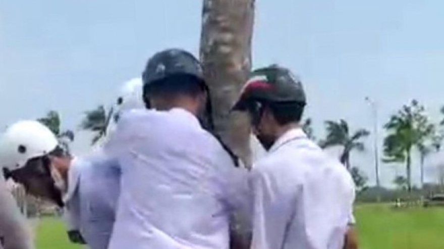 Nhóm học sinh ở Cà Mau dựng cảnh đánh nhau để quay clip