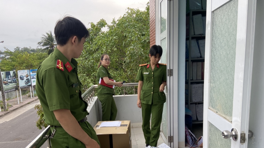 Công an khám xét Trung tâm đăng kiểm ở Khánh Hòa