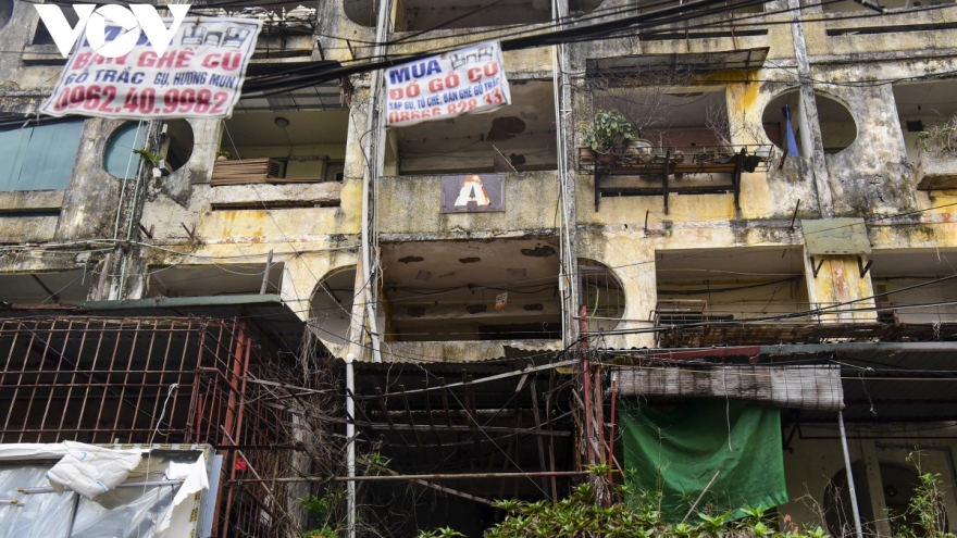 Cận cảnh 4 chung cư ở Hà Nội xuống cấp trầm trọng, nguy cơ sụp đổ bất kỳ lúc nào