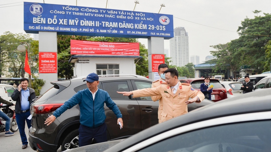 Trung tâm đăng kiểm phát 300 phiếu mỗi ngày, hẹn sang tháng 4