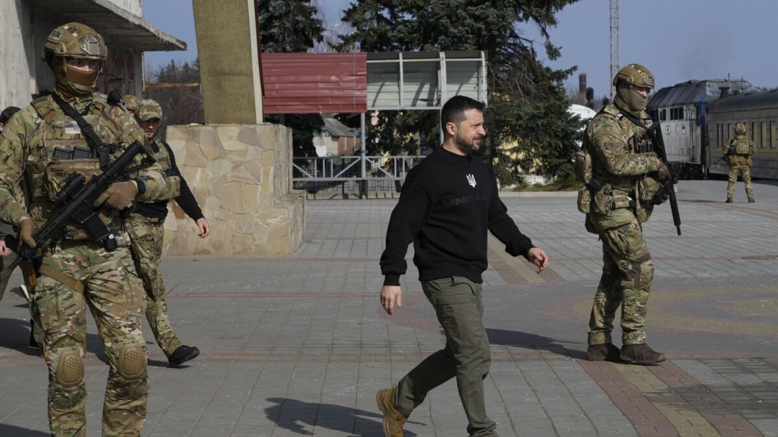 Tổng thống Ukraine Zelensky thị sát các thành phố gần biên giới với Nga