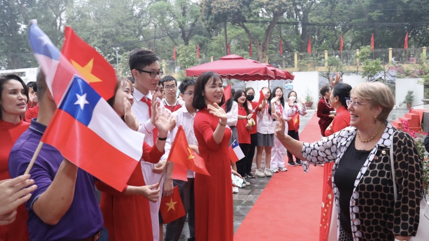 Cựu Tổng thống Chile tặng tranh cho học sinh Hà Nội