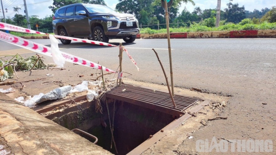 Hố ga bị tháo nắp "giăng bẫy" người đi đường ở Hà Nội