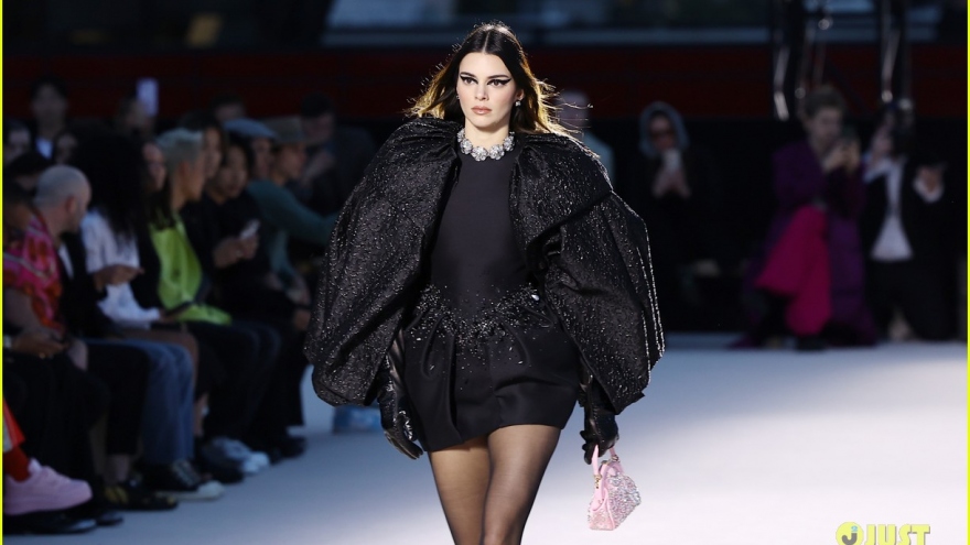 Kendall Jenner trang điểm sắc sảo, tái xuất quyến rũ trên sàn catwalk