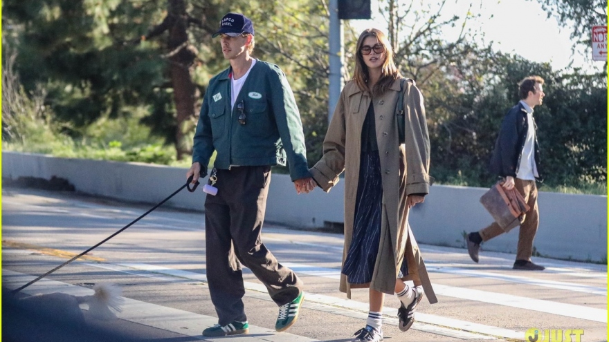 Con gái Cindy Crawford và bạn trai nắm tay tình cảm đi dạo phố