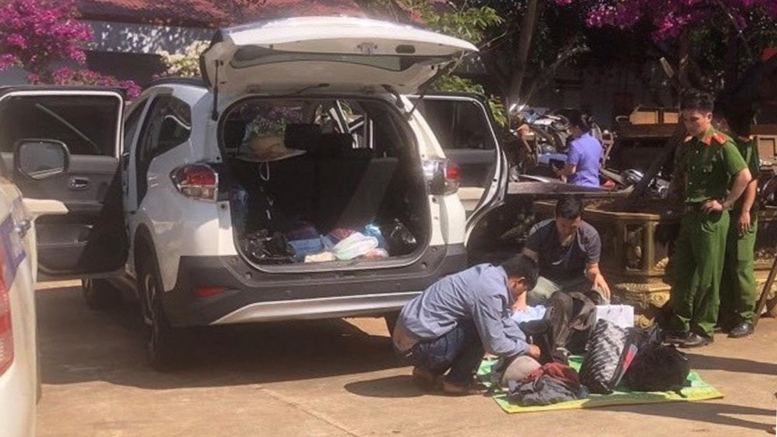 Khởi tố, tạm giam lái xe ô tô vi phạm tốc độ rồi chống đối CSGT