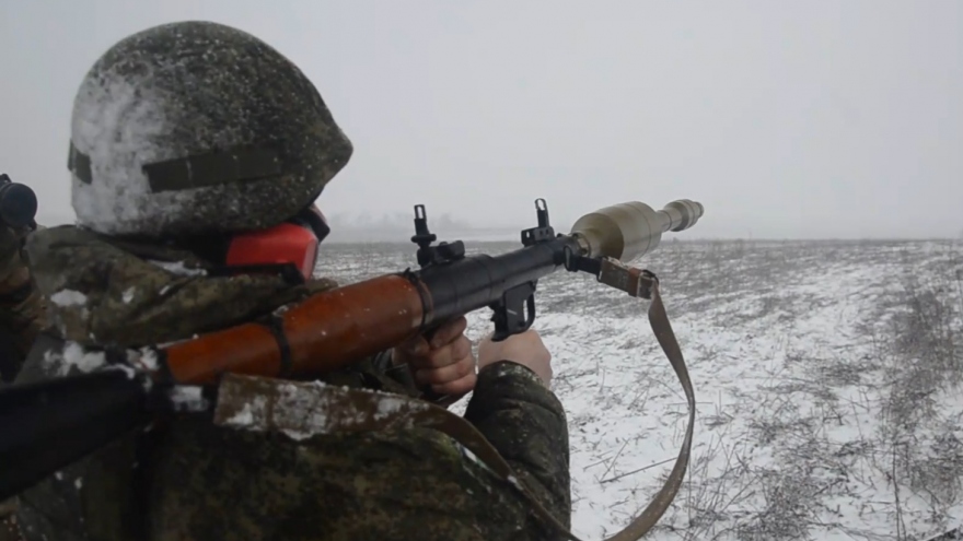 Cận cảnh lính Nga phóng B-41 tiêu diệt mục tiêu trên thao trường dưới mưa tuyết
