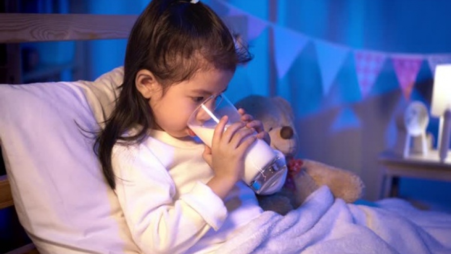 Tác dụng khi cho trẻ uống sữa trước giờ đi ngủ