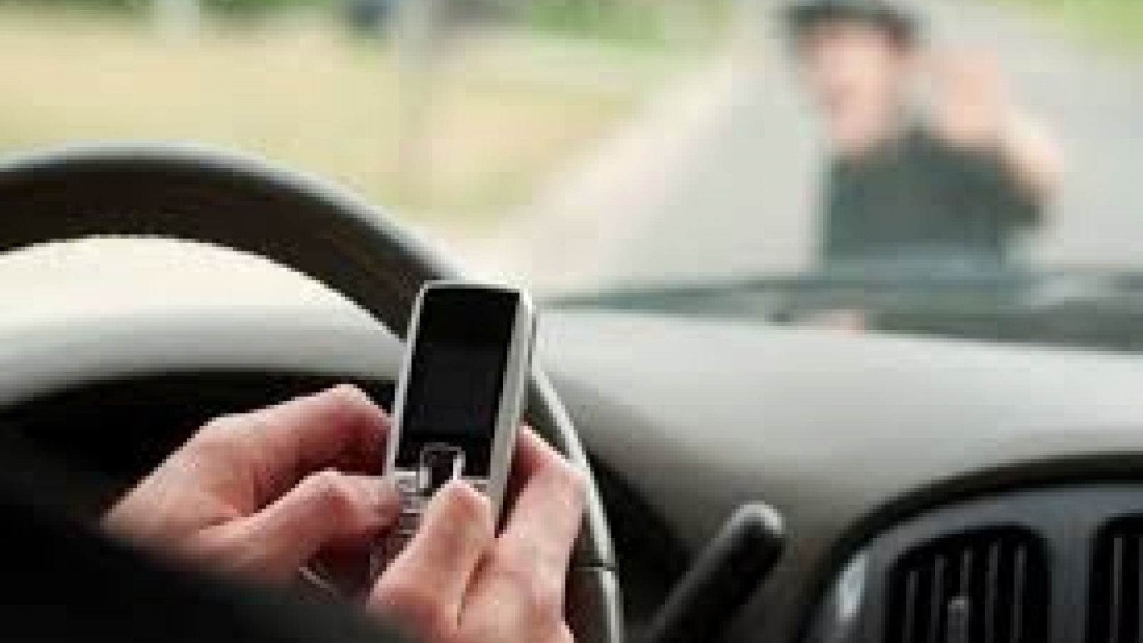 Dùng tay sử dụng điện thoại khi lái xe có bị xử phạt?