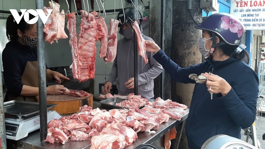 Giá thịt lợn hơi tiếp tục giảm: Nguồn cung tăng, sức mua thấp