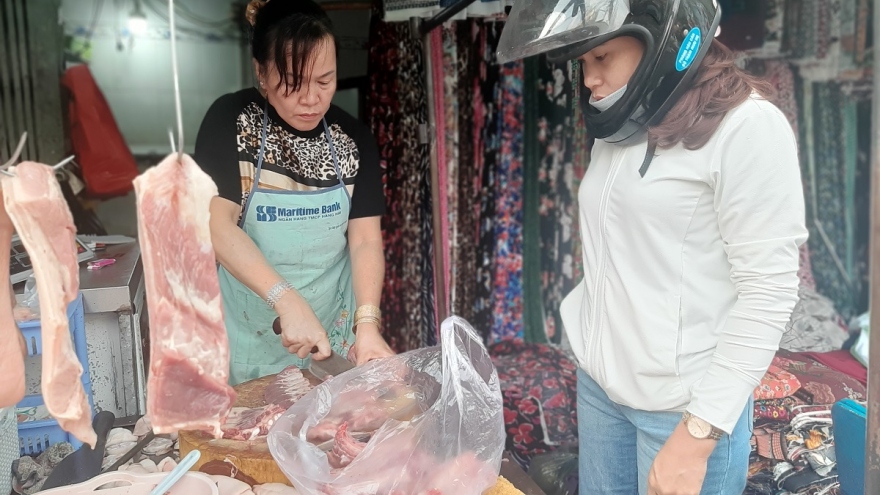Giá heo hơi giảm sâu nhưng giá thịt heo ở chợ vẫn đứng yên