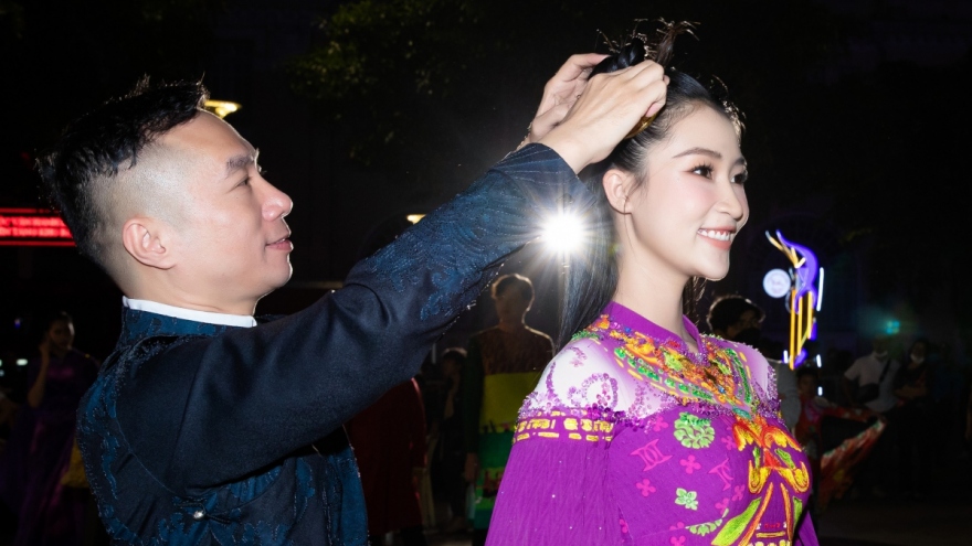Gold laminating Ao Dai collections impress international friends at Ao Dai Festival