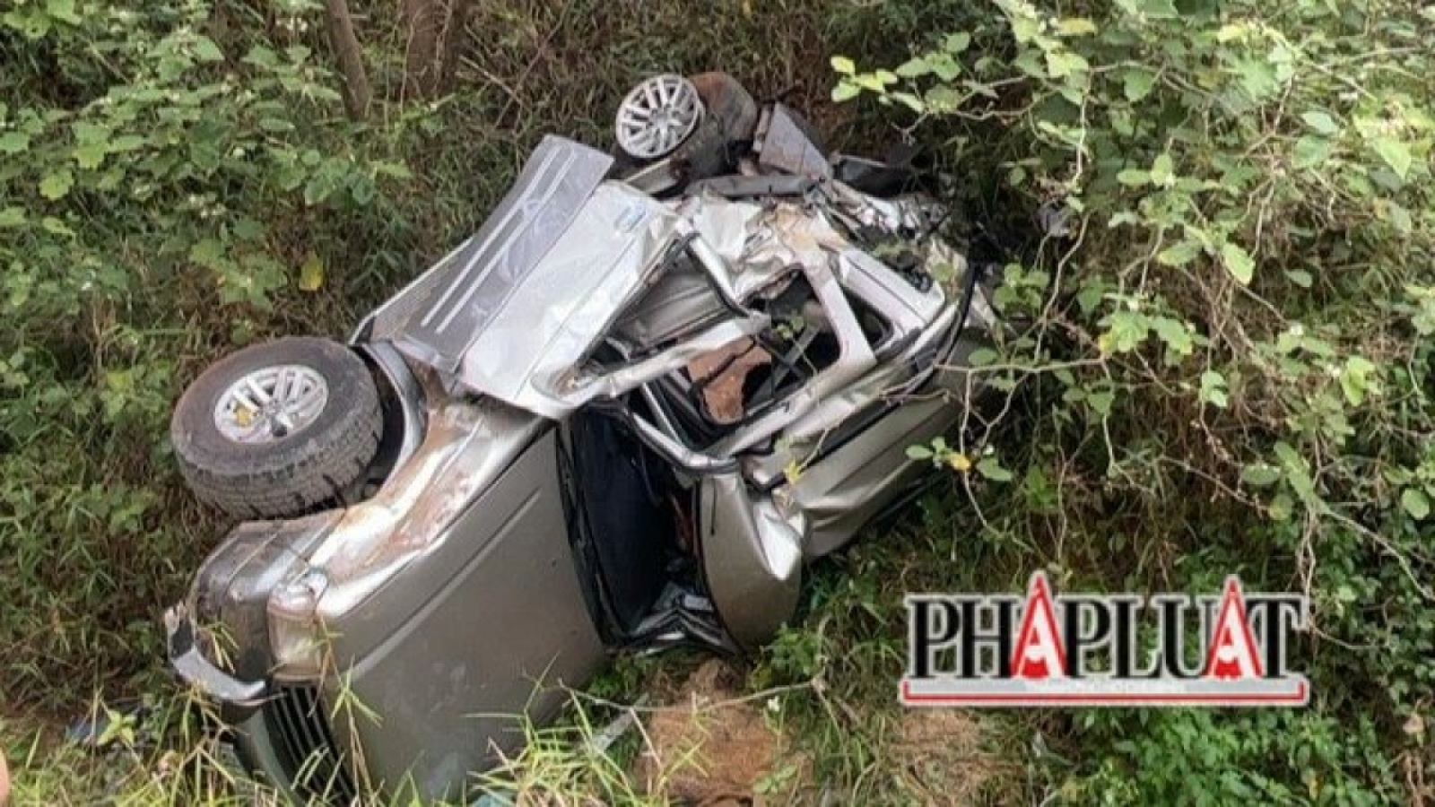 Two killed after car plunges off bridge in Lam Dong