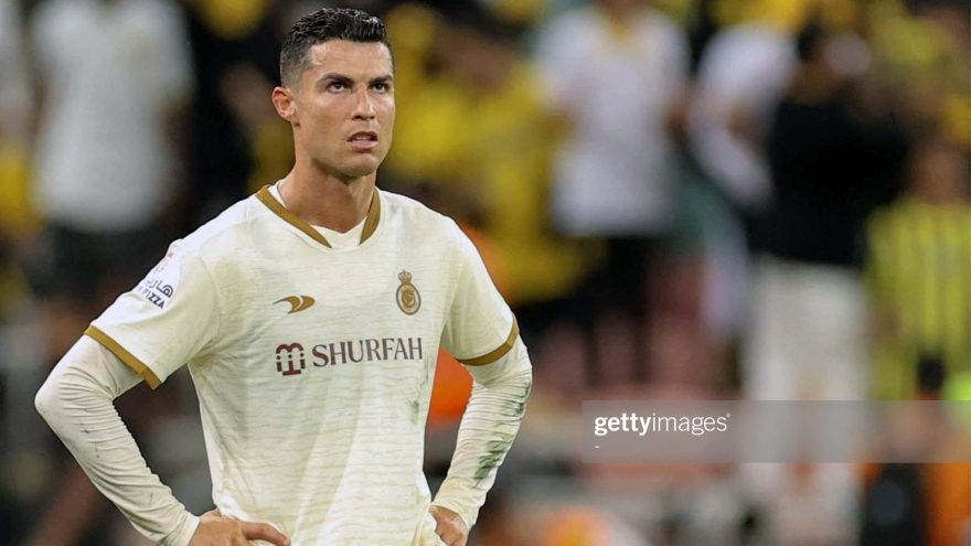 Ronaldo ném băng đội trưởng, đá chai nước sau trận thua của Al Nassr