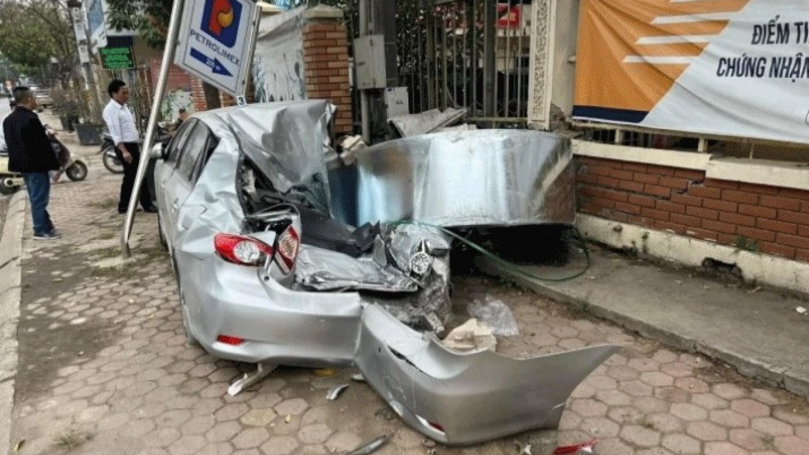 Liên tục ống thép, vật nặng container rơi xuống đường: Cần một cuộc "đại phẫu"