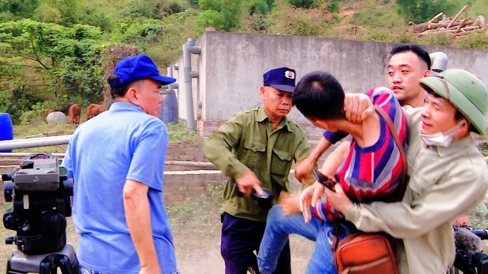 Phóng viên Báo NTNN/Dân Việt bị hành hung khi đang ghi hình nhà máy nghi gây ô nhiễm